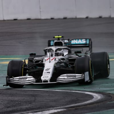 Valtteri Bottas kör ut på banan i sin vita Formula 1 bil.