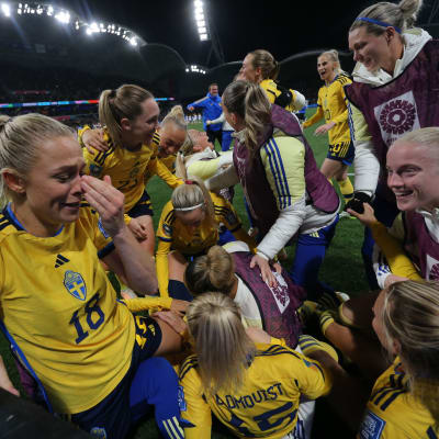 Svenska spelare firar seger.