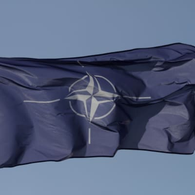 Natos flagga vajar.