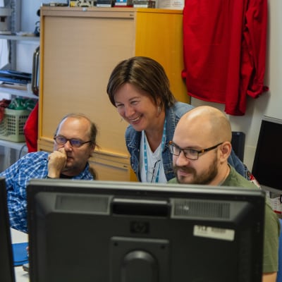 Kuvassa Yle Mediateknologian osaston työntekijöitä työssään.