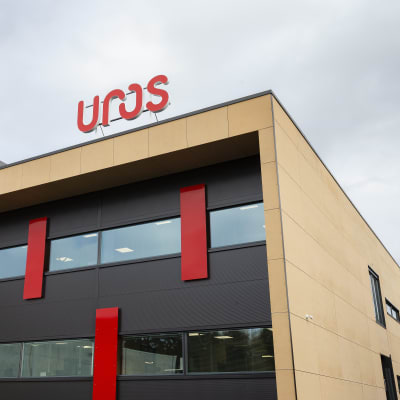 Bolaget Uros logotyp på ett tak.