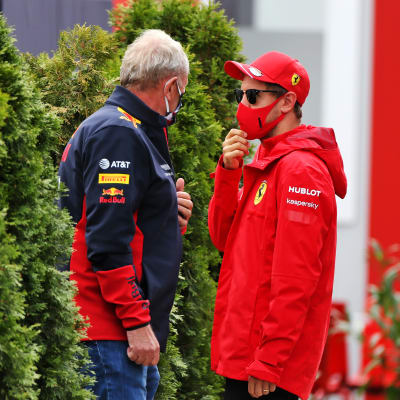 Under formel 1-veckoslutet i Ungern sågs Red Bulls Helmut Marko snacka med Ferraris Sebastian Vettel.
