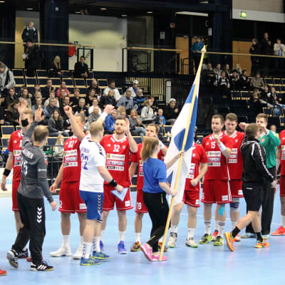 Finland och Slovakien inför VM-kvalmatchen i handboll.