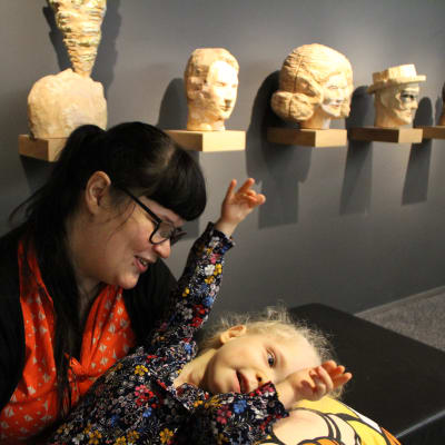 Maria och Varja i Lilla parlamentets foajé
