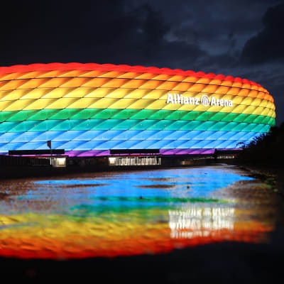 Allianz-areena valaistuna sateenkaaren väreihin.
