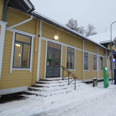 Karis stationshus, ett gult trähus. Vinter och snö.