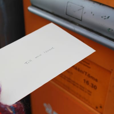 Brev postas i orange postlåda. 