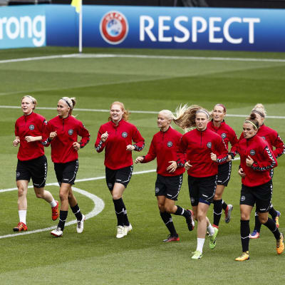 Danmarks landslagsspelare värmer upp inför match