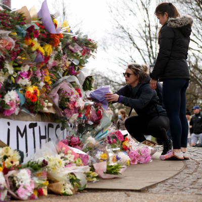 Kotimatkallaan surmattua naista on muistettu Lontoossa Clapham Common -puistossa. Järkyttävä tapaus on herättänyt laajaa keskustelua Britanniassa naisten kokemasta turvattomuudesta.