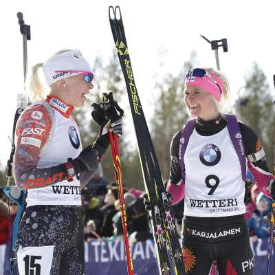 Kaisa Mäkäräinen talar med Mari Laukkanen (till höger).