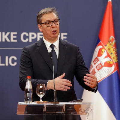 Serbiens president Aleksandar Vučić vädjade om fred, men sa också att Serbien aldrig kommer att kapitulera inför kosovansk "förföljelse", då han höll en presskonferens på söndag kväll. Här på ett arkivfoto från den 29 juli. 