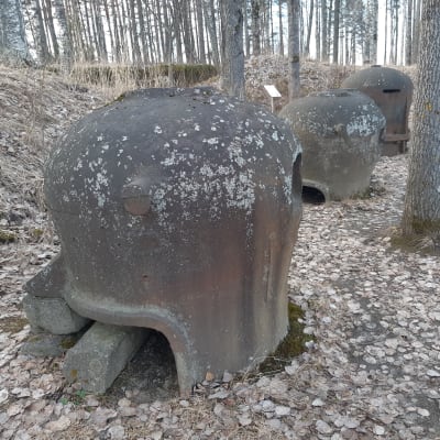 Teräksisiä konekiväärikupuja Marjalan bunkkerimuseon alueella Joensuussa.