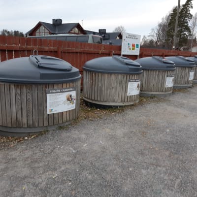 Soptunnor för sortering i Ingå kyrkby.