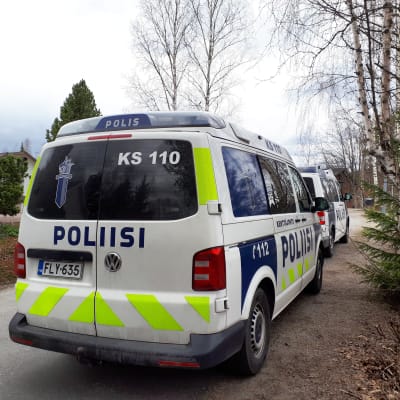 Poliisiauto Jyväskylän Kuokkalanpellossa.