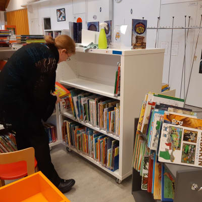 Barnbibliotekarie Rebecka Asikainen i ordnar böcker i Ekenäs bibliotek.