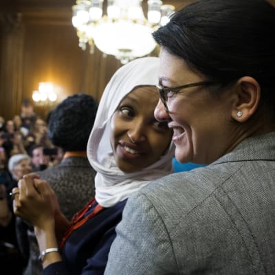 Rashida Tlaib och Ilhan Omar är de två första muslimska kvinnorna i USAs representanthus.
