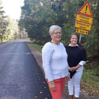 Eva Svanbäck och Camilla Söderström på Täktervägen i Ingå.