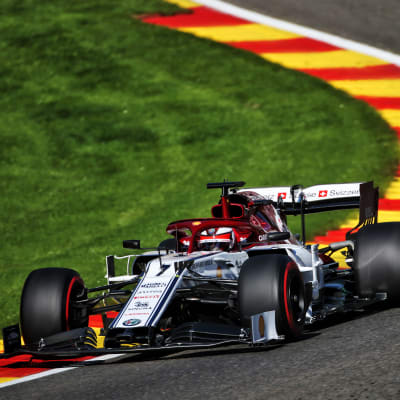 Kimi Räikkönen kör i en kurva med sin F1-bil.