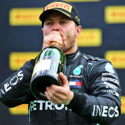 Valtteri Bottas drick champagne efter andra platsen i Österrikes GP.