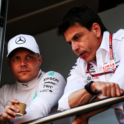 Valtteri Bottas i samspråk med Toto Wolff