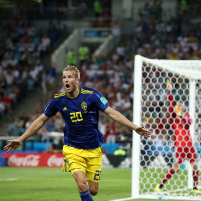 Ola Toivonen firar mål mot Tyskland.