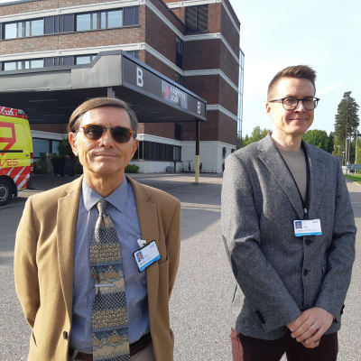 Tom Löfstedt och Ville Pursiainen utanför jouren vid Lojo sjukhus.