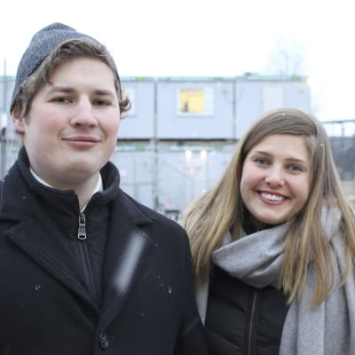 daniel tallberg och henna konsti på den tomt där nya studentbostäder byggs i rask takt
