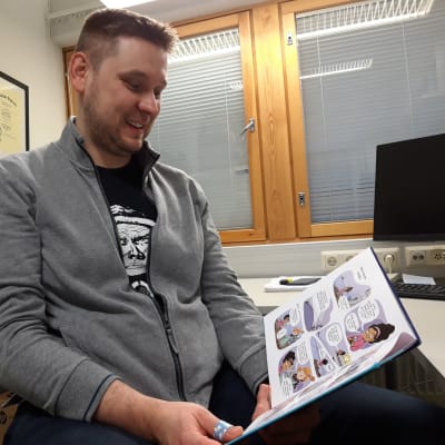 Tutkija Tero Mielonen katselee teostaan Maailman tutkijat.