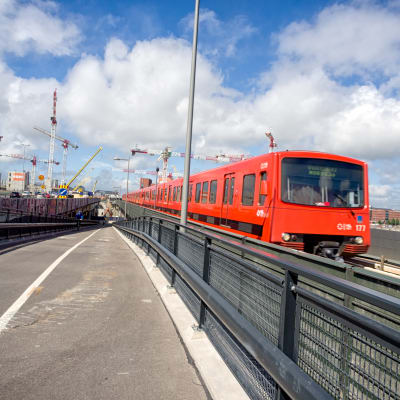 Metrovagn som åker mot kameran