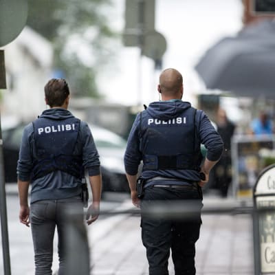Polis patrullerar i Åbo fredagen den 18 augusti. 