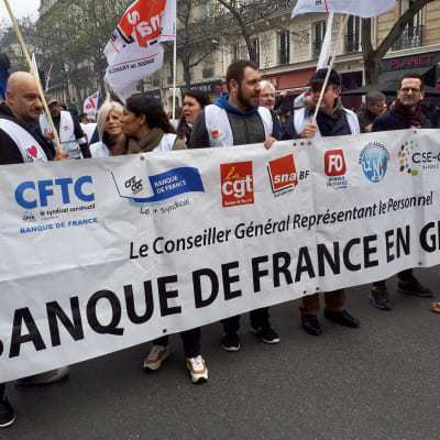 Anställda vid Frankrikes riksbank protesterar mot den omstridda pensionsreformen.