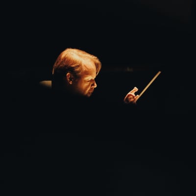 Jaakko Kuusisto dirigerar Indigo på Nationaloperan