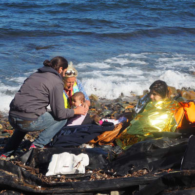 Flyktingar har kommit över till Lesbos med hjälp av smugglare