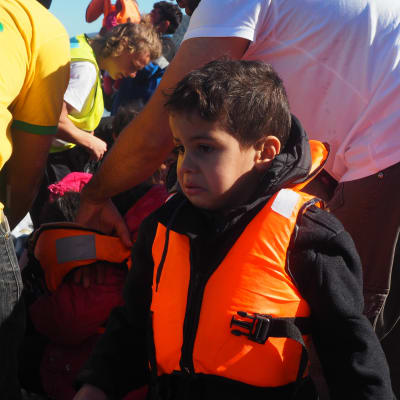 Skärrade flyktingbarn tar i land på Lesbos