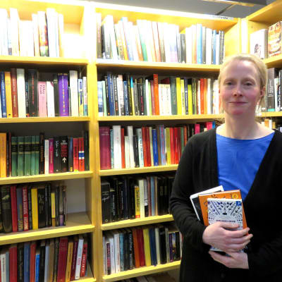 Bibliotekarie Anna Söderström på Munksnäs bibliotek.