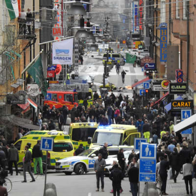 Folkmassa i centrala Stockholm.