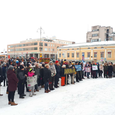 En stor grupp människor har samlats för en manifestation på Jakobstads torg.