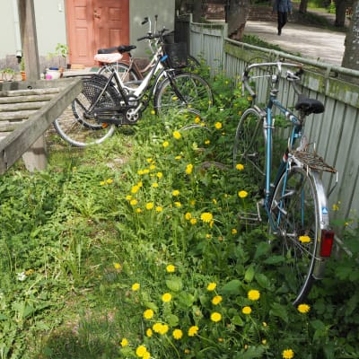 Cyklar parkerade på gård i Åbo