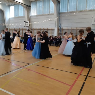 Tvåor i Virkby gymnasium är fint klädda på de gamlas dans.