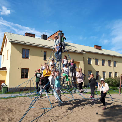 Elever i Småbönders skola i Kronoby.