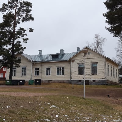 En byggnad från 1909 vid finska skolan i Karis.