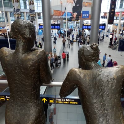Hanne Varmings bronsstatyer "Ventende piger" tittar ner på terminal 3, Kastrup Köpenhamn