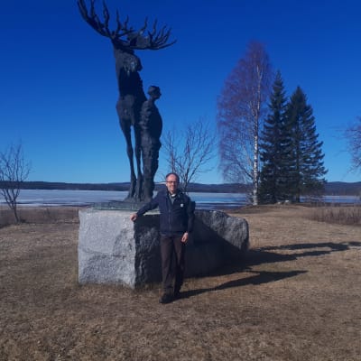 Matti-Jussi Pollari kirjailija Veikko Huovisen patsaan edessä.