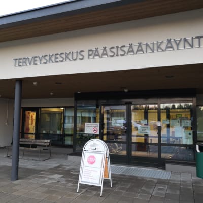 Euran terveyskeskuksen pääsisäänkäynti.