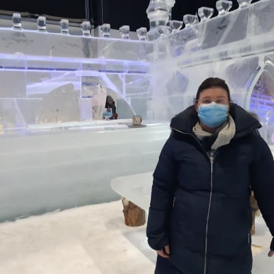 Kemin Matkailun toimitusjohtaja Susanna Koutonen Kemin ympärivuotisessa lumilinnassa.