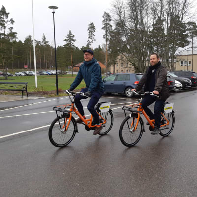 Ville Vuorelma och Aleksanteri Repo cyklar på Raseborgs stads första stadscyklar.