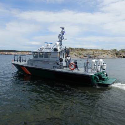 Sjöbevakningsbåt i åländsk skärgård