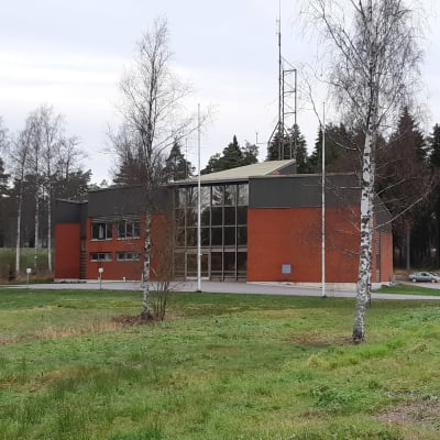 En röd byggnad som är en brandstation i Ingå.