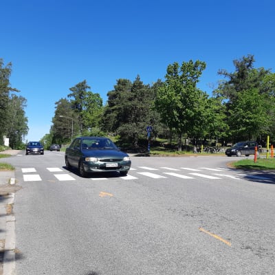 Flera bilar kör genom korsningen Raseborgsvägen-Flemingsgatan i Ekenäs.