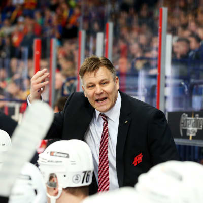 Ishockeytränaren Raimo Summanen leder sin tidigare klubb Avangard Omsk i KHL.